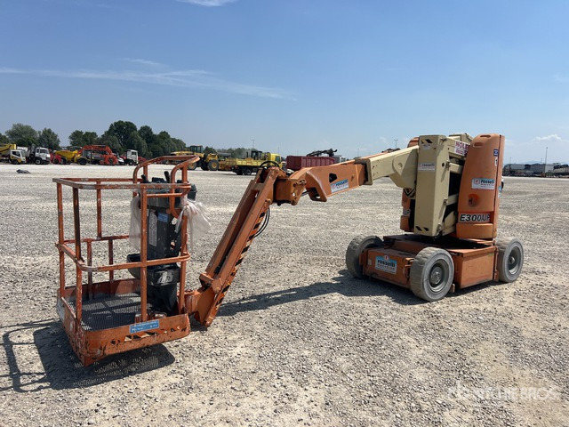 2001 JLG E300AJP (Inoperable) Vertical Mast Lift - Nacelle à mât vertical: photos 4 2001 JLG E300AJP (Inoperable) Vertical Mast Lift - Nacelle à mât vertical: photos 4