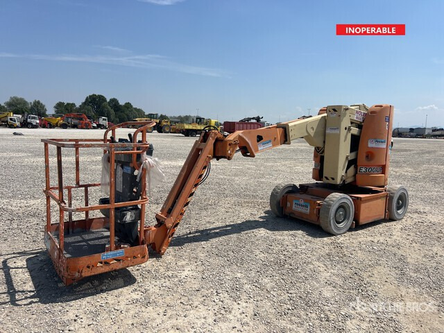 2001 JLG E300AJP (Inoperable) Vertical Mast Lift - Nacelle à mât vertical: photos 1 2001 JLG E300AJP (Inoperable) Vertical Mast Lift - Nacelle à mât vertical: photos 1