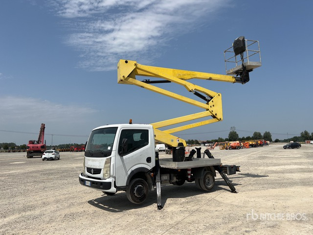 2011 Renault Maxity 2011 Socage DA320 20 m on Bucket Truck - Camion avec nacelle: photos 1 2011 Renault Maxity 2011 Socage DA320 20 m on Bucket Truck - Camion avec nacelle: photos 1