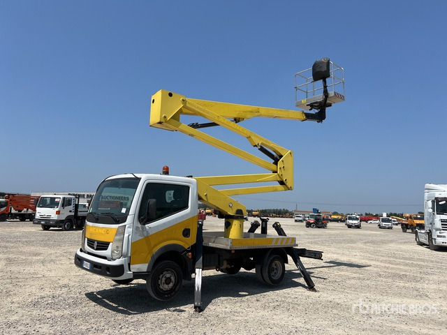 2011 Renault Maxity 2011 Socage DA320 20 m on Bucket Truck - Camion avec nacelle: photos 2 2011 Renault Maxity 2011 Socage DA320 20 m on Bucket Truck - Camion avec nacelle: photos 2
