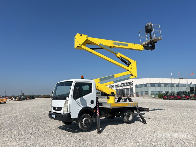 2011 Renault Maxity 2011 Socage DA324 24 m on Bucket Truck - Camion avec nacelle: photos 1 2011 Renault Maxity 2011 Socage DA324 24 m on Bucket Truck - Camion avec nacelle: photos 1