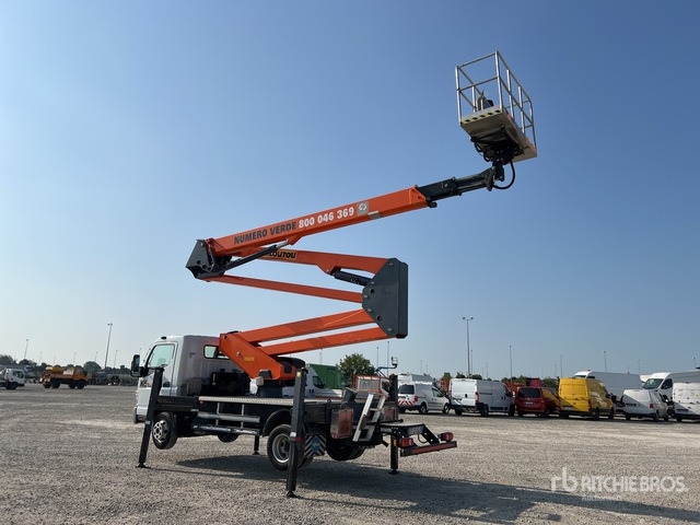 2013 Mitsubishi Canter 2013 Socage DA328 28 m on 4x2 Bucket Truck - Camion avec nacelle: photos 3 2013 Mitsubishi Canter 2013 Socage DA328 28 m on 4x2 Bucket Truck - Camion avec nacelle: photos 3