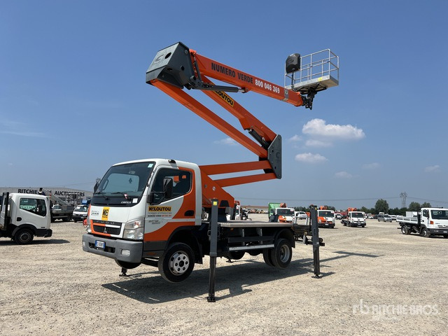 2013 Mitsubishi Canter 6C15 2013 Socage DA328 28 m on Bucket Truck - Camion avec nacelle: photos 1 2013 Mitsubishi Canter 6C15 2013 Socage DA328 28 m on Bucket Truck - Camion avec nacelle: photos 1