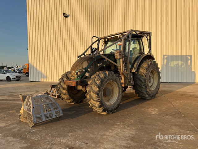 2017 Valtra T174 (Inoperable) 4WD Tractor - Tracteur agricole: photos 2 2017 Valtra T174 (Inoperable) 4WD Tractor - Tracteur agricole: photos 2