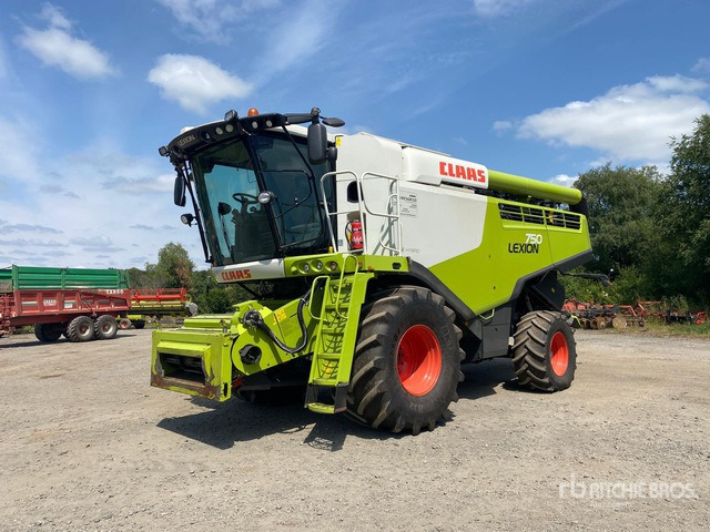 2018 Claas Lexion 750 with header and header trailer Combine Harvester - Broyeur/ Épareuse: photos 2 2018 Claas Lexion 750 with header and header trailer Combine Harvester - Broyeur/ Épareuse: photos 2