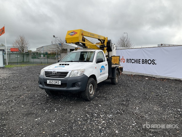 2018 Toyota Hilux 2018 Versalift LAT-38-135-H on 2018 Toyota Hilux 4x4 Bucket Truck Bucket Truck - Camion avec nacelle: photos 4 2018 Toyota Hilux 2018 Versalift LAT-38-135-H on 2018 Toyota Hilux 4x4 Bucket Truck Bucket Truck - Camion avec nacelle: photos 4