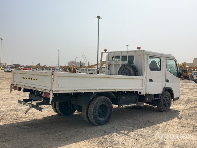 2010 Mitsubishi Canter 4x2 Crew Cab Flatbed Truck - Camion plateau: photos 4 2010 Mitsubishi Canter 4x2 Crew Cab Flatbed Truck - Camion plateau: photos 4