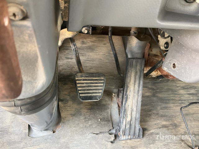 2010 Mitsubishi Canter 4x2 Crew Cab Flatbed Truck - Camion plateau: photos 5 2010 Mitsubishi Canter 4x2 Crew Cab Flatbed Truck - Camion plateau: photos 5