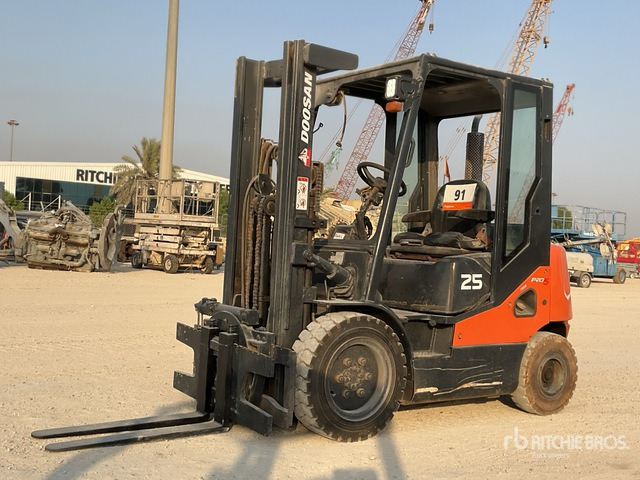 2014 Doosan D25S-2 2.5 ton Forklift - Chariot élévateur diesel: photos 1 2014 Doosan D25S-2 2.5 ton Forklift - Chariot élévateur diesel: photos 1