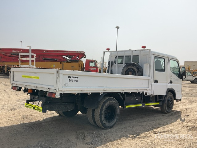 2014 Mitsubishi 4x2 Crew Cab Flatbed Truck - Camion plateau: photos 3 2014 Mitsubishi 4x2 Crew Cab Flatbed Truck - Camion plateau: photos 3