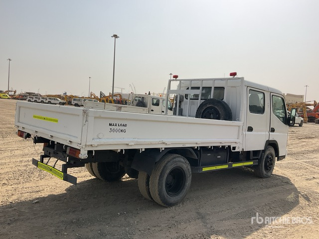 2014 Mitsubishi Canter 4x2 Crew Cab Flatbed Truck - Camion plateau: photos 3 2014 Mitsubishi Canter 4x2 Crew Cab Flatbed Truck - Camion plateau: photos 3