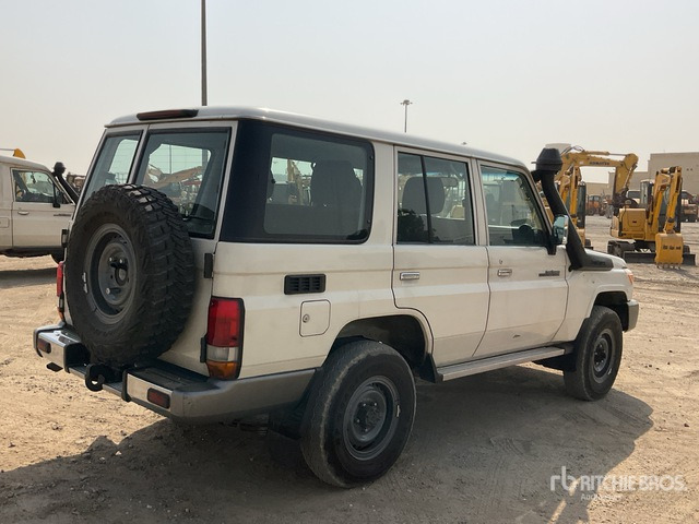 2014 Toyota Land Cruiser LX 76L 4x4 SUV - SUV: photos 3 2014 Toyota Land Cruiser LX 76L 4x4 SUV - SUV: photos 3