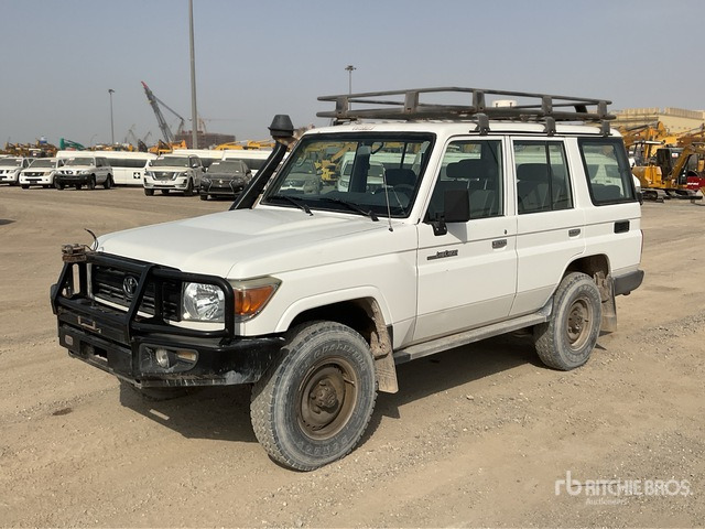 2018 Toyota Land Cruiser 76L 4x4 SUV - SUV: photos 1 2018 Toyota Land Cruiser 76L 4x4 SUV - SUV: photos 1