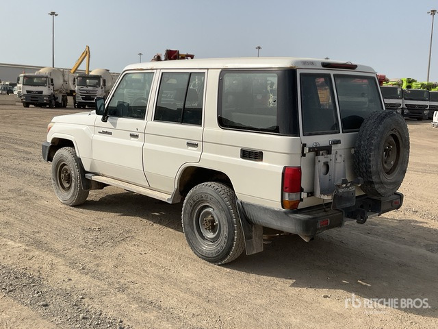 2018 Toyota Land Cruiser 76L 4x4 SUV - SUV: photos 3 2018 Toyota Land Cruiser 76L 4x4 SUV - SUV: photos 3