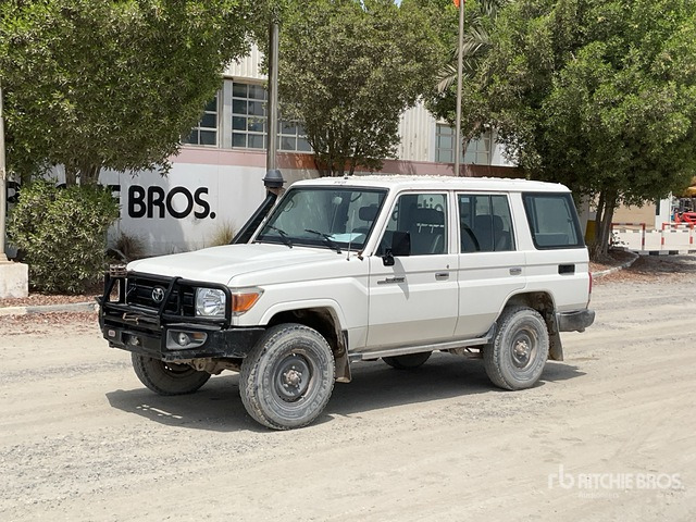 2019 Toyota Land Cruiser 76L 4x4 SUV - SUV: photos 2 2019 Toyota Land Cruiser 76L 4x4 SUV - SUV: photos 2
