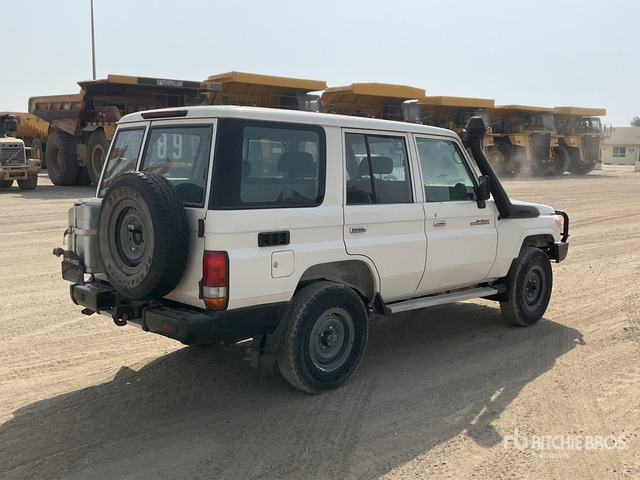 2021 Toyota Land Cruiser 76L 4x4 SUV - SUV: photos 4 2021 Toyota Land Cruiser 76L 4x4 SUV - SUV: photos 4