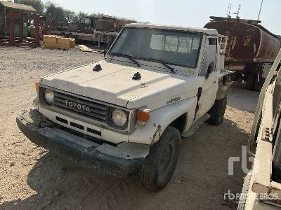 TOYOTA LAND CRUISER 2000 Liter 4x4 (Inoperable) - Pick-up: photos 1 TOYOTA LAND CRUISER 2000 Liter 4x4 (Inoperable) - Pick-up: photos 1