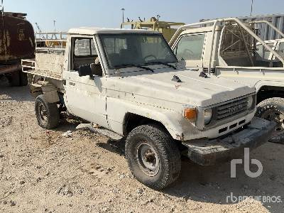 TOYOTA LAND CRUISER 2000 Liter 4x4 (Inoperable) - Pick-up: photos 4 TOYOTA LAND CRUISER 2000 Liter 4x4 (Inoperable) - Pick-up: photos 4