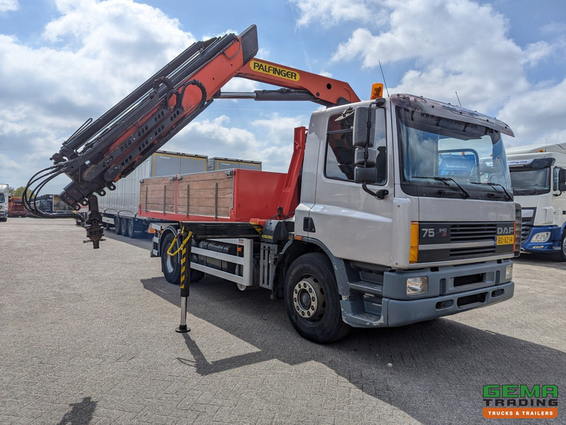 DAF 75.240 4x2 Dagcab Euro1 - Haakarm 14T + Palfinger PK11000 - Afstandsbediening - Camion ampliroll, Camion grue: photos 4 DAF 75.240 4x2 Dagcab Euro1 - Haakarm 14T + Palfinger PK11000 - Afstandsbediening - Camion ampliroll, Camion grue: photos 4