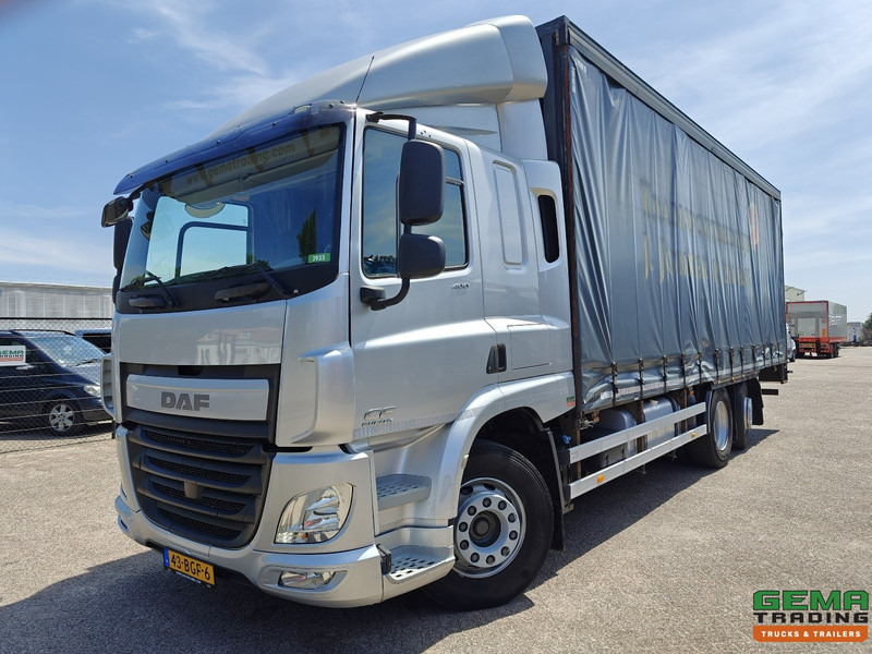 DAF CF 400 FAN 6x2/4 SpaceCab Euro6A - Schuifzeilenbak 7.7m + Laadklep 2000kg - HH Vloer - AanhangerKoppeling - Camion à rideaux coulissants: photos 1 DAF CF 400 FAN 6x2/4 SpaceCab Euro6A - Schuifzeilenbak 7.7m + Laadklep 2000kg - HH Vloer - AanhangerKoppeling - Camion à rideaux coulissants: photos 1