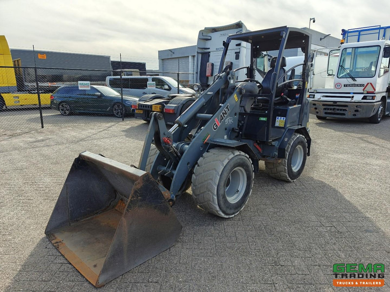 Giant V452T 3585 uren - Wiellader - Landbouw Kenteken - Vangmuil - Grondbak - Non-Marking Banden - Chargeuse compacte sur chenilles: photos 1 Giant V452T 3585 uren - Wiellader - Landbouw Kenteken - Vangmuil - Grondbak - Non-Marking Banden - Chargeuse compacte sur chenilles: photos 1