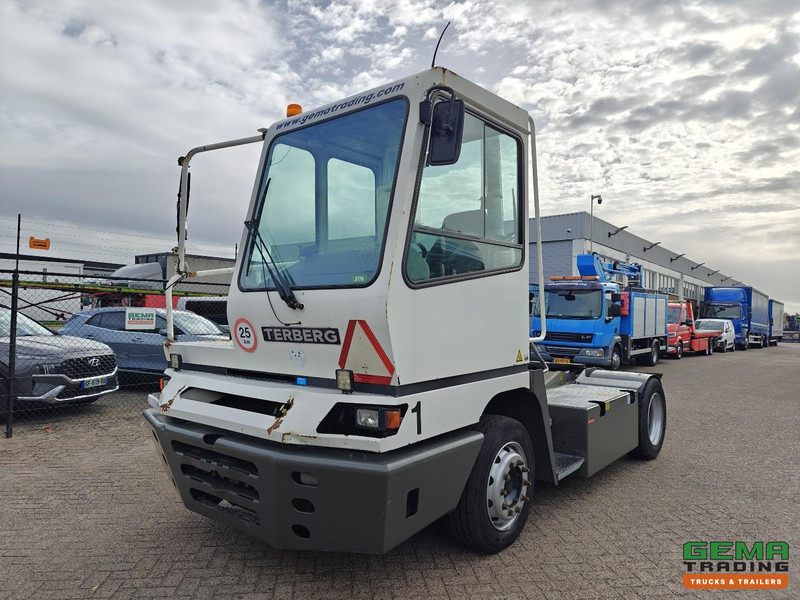 Terberg YT222 Gereviseerde Allison Versnellingsbak - Schotel 27T - Vangmuil - Cummins - Landbouw Kenteken 40km/h - Tracteur portuaire: photos 1 Terberg YT222 Gereviseerde Allison Versnellingsbak - Schotel 27T - Vangmuil - Cummins - Landbouw Kenteken 40km/h - Tracteur portuaire: photos 1