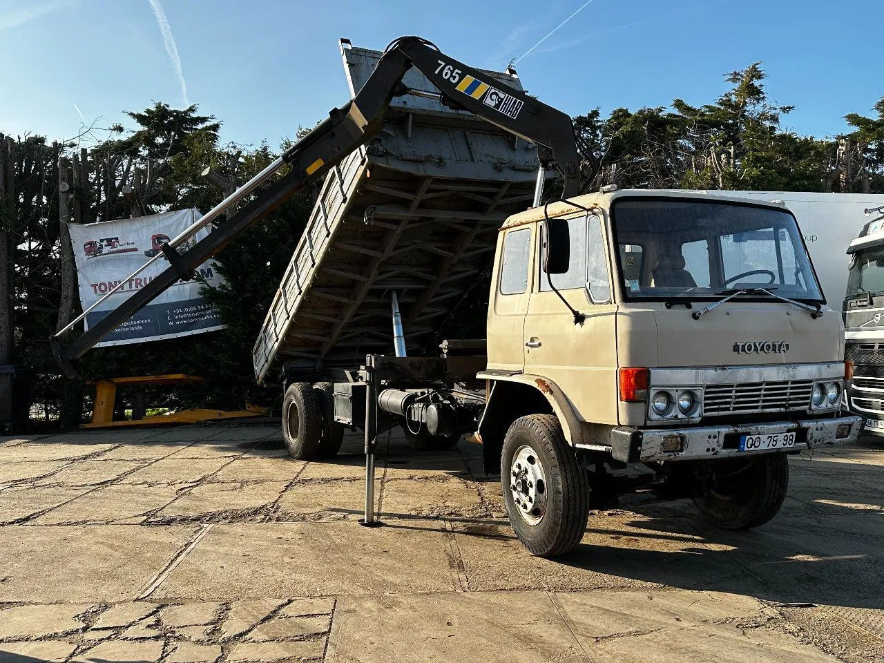 Toyota HINO 14T 4X2 Tipper+Crane Hiab 765 Spring/Spring - Camion benne: photos 1 Toyota HINO 14T 4X2 Tipper+Crane Hiab 765 Spring/Spring - Camion benne: photos 1
