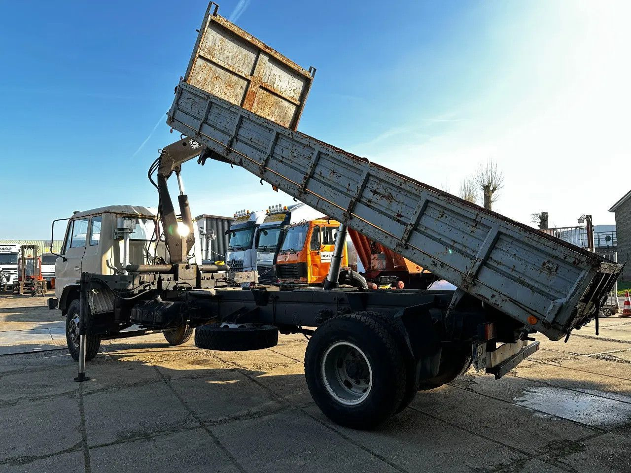 Toyota HINO 14T 4X2 Tipper+Crane Hiab 765 Spring/Spring - Camion benne: photos 3 Toyota HINO 14T 4X2 Tipper+Crane Hiab 765 Spring/Spring - Camion benne: photos 3