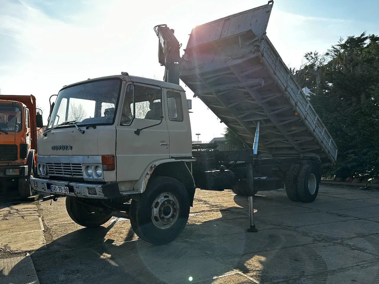 Toyota HINO 14T 4X2 Tipper+Crane Hiab 765 Spring/Spring - Camion benne: photos 2 Toyota HINO 14T 4X2 Tipper+Crane Hiab 765 Spring/Spring - Camion benne: photos 2