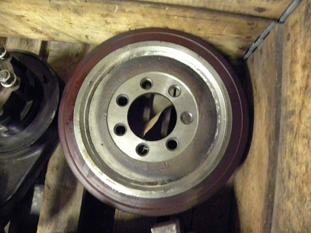 Drive wheel for Caterpillar - Commande de gouvernail pour Matériel de manutention: photos 1 Drive wheel for Caterpillar - Commande de gouvernail pour Matériel de manutention: photos 1