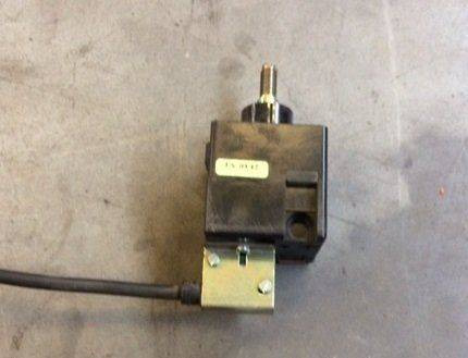 Emergency stop switch for Linde L14-16, Series 372 - Commutateur de colonne de direction pour Matériel de manutention: photos 2 Emergency stop switch for Linde L14-16, Series 372 - Commutateur de colonne de direction pour Matériel de manutention: photos 2