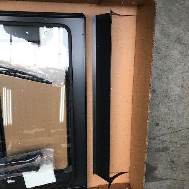 FRONT + ROOF PANEL FOR KOMATSU - Fenêtre et pièces pour Matériel de manutention: photos 5 FRONT + ROOF PANEL FOR KOMATSU - Fenêtre et pièces pour Matériel de manutention: photos 5