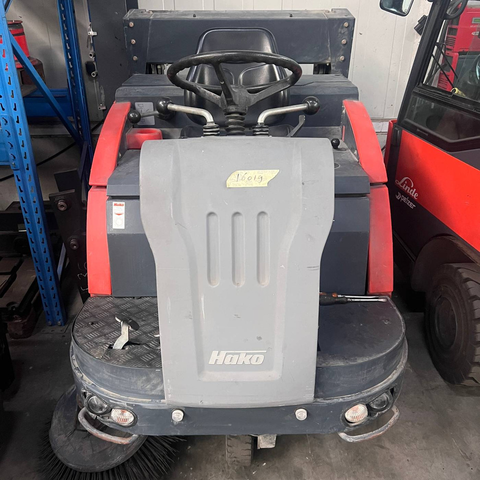 Hako Jonas 1200D - Balayeuse industrielle: photos 1 Hako Jonas 1200D - Balayeuse industrielle: photos 1