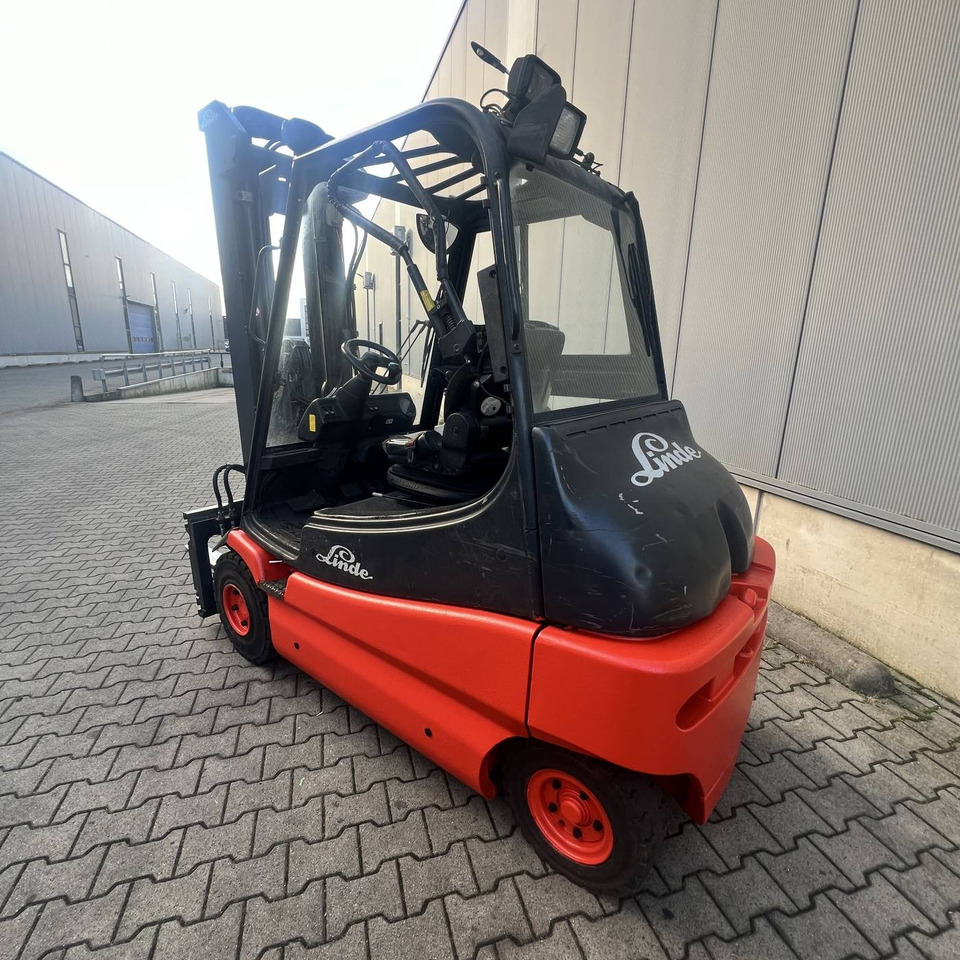Linde E30 (336-02) - Chariot élévateur électrique: photos 2 Linde E30 (336-02) - Chariot élévateur électrique: photos 2