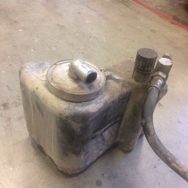 Oil Tank for Linde E15, Series 324 - Réservoir hydraulique pour Matériel de manutention: photos 2 Oil Tank for Linde E15, Series 324 - Réservoir hydraulique pour Matériel de manutention: photos 2
