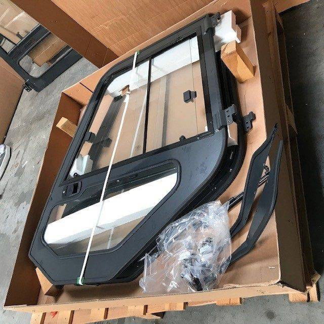 Set of right and left for Komatsu - Portière et pièces pour Matériel de manutention: photos 4 Set of right and left for Komatsu - Portière et pièces pour Matériel de manutention: photos 4