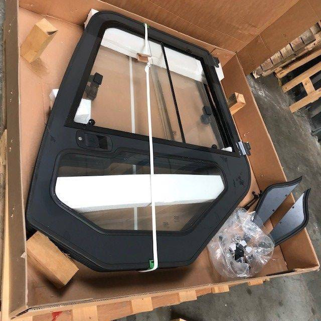 Set of right and left for Komatsu - Portière et pièces pour Matériel de manutention: photos 1 Set of right and left for Komatsu - Portière et pièces pour Matériel de manutention: photos 1