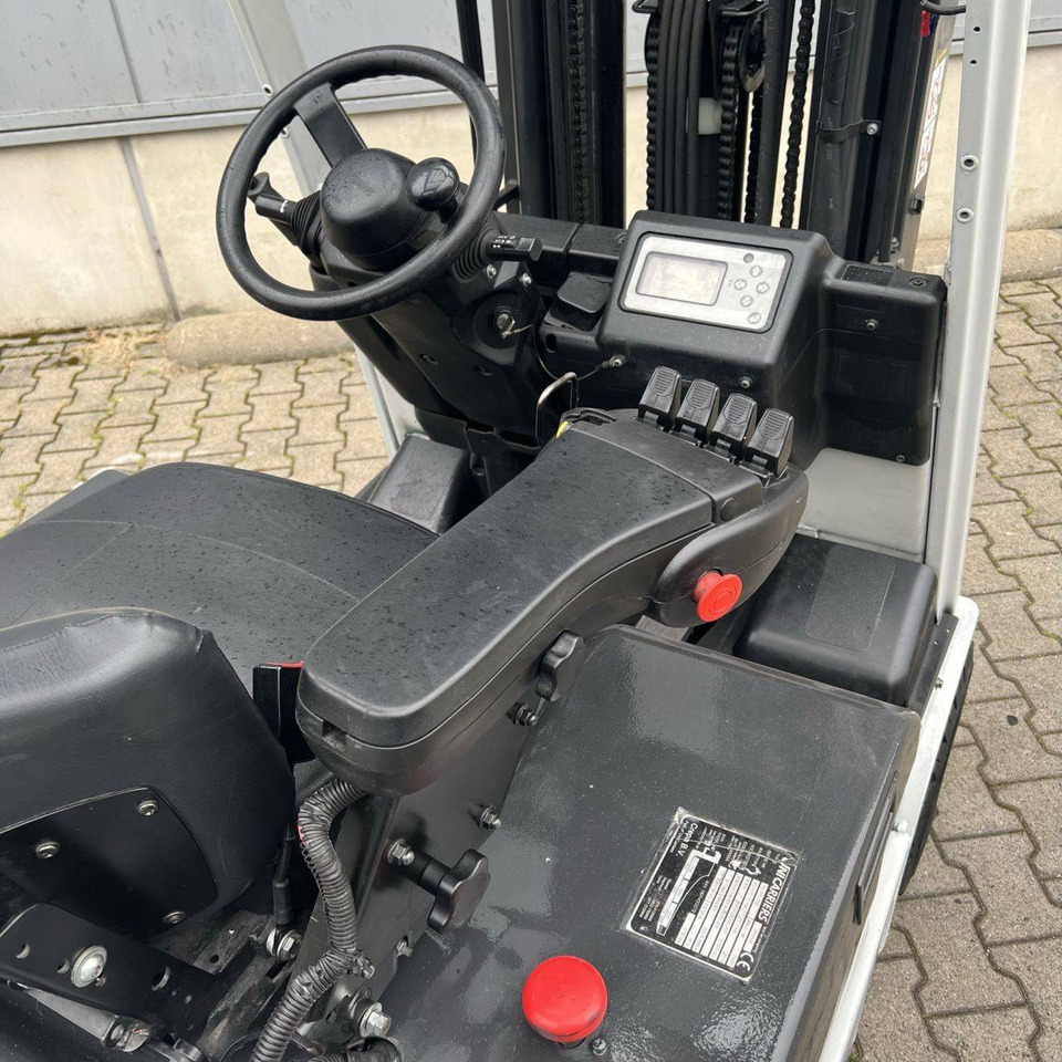 Unicarriers ET16 (AG1N12L16Q) - Chariot élévateur électrique: photos 4 Unicarriers ET16 (AG1N12L16Q) - Chariot élévateur électrique: photos 4