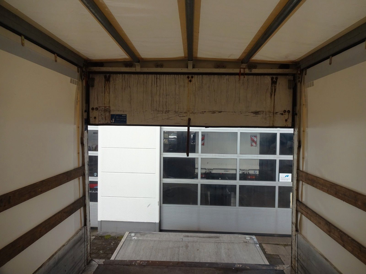 Crédit-bail VOLVO FL 250 16 Ton, Curtainsider + Platform, Tail Lift, Air Conditioning, Tow Hitch, Automatic VOLVO FL 250 16 Ton, Curtainsider + Platform, Tail Lift, Air Conditioning, Tow Hitch, Automatic: photos 10