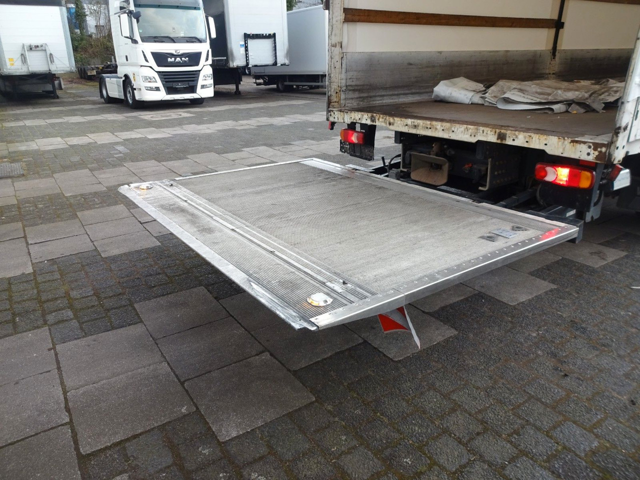Crédit-bail VOLVO FL 250 16 Ton, Curtainsider + Platform, Tail Lift, Air Conditioning, Tow Hitch, Automatic VOLVO FL 250 16 Ton, Curtainsider + Platform, Tail Lift, Air Conditioning, Tow Hitch, Automatic: photos 8