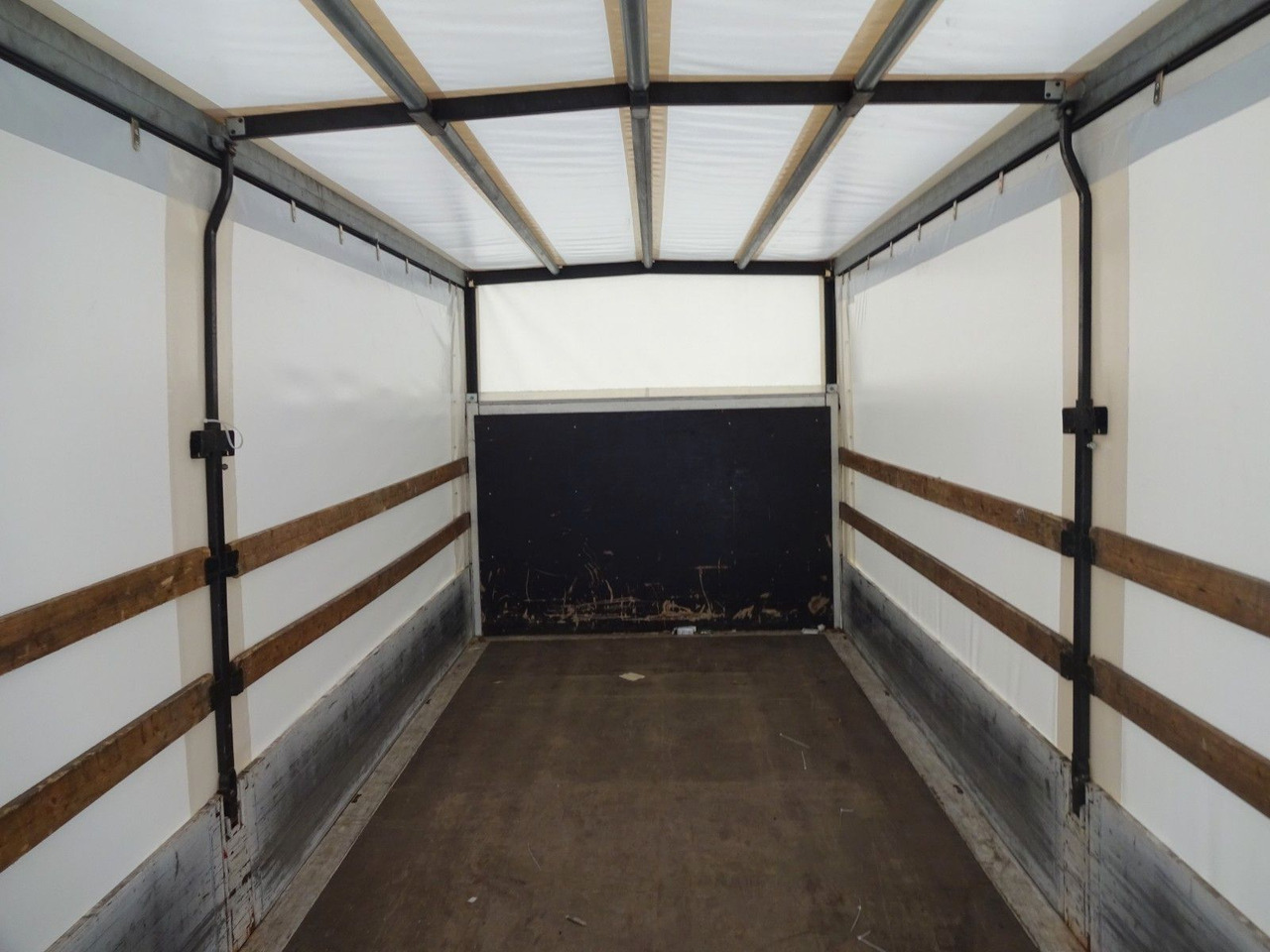 Crédit-bail VOLVO FL 250 16 Ton, Curtainsider + Platform, Tail Lift, Air Conditioning, Tow Hitch, Automatic VOLVO FL 250 16 Ton, Curtainsider + Platform, Tail Lift, Air Conditioning, Tow Hitch, Automatic: photos 9