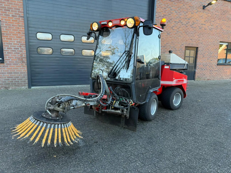 Nimos DM-Trac 205 OKB-70- Onkruidborstelmachine Werktuigendrager 4X Hydraulische functie - Balayeuse industrielle: photos 1 Nimos DM-Trac 205 OKB-70- Onkruidborstelmachine Werktuigendrager 4X Hydraulische functie - Balayeuse industrielle: photos 1