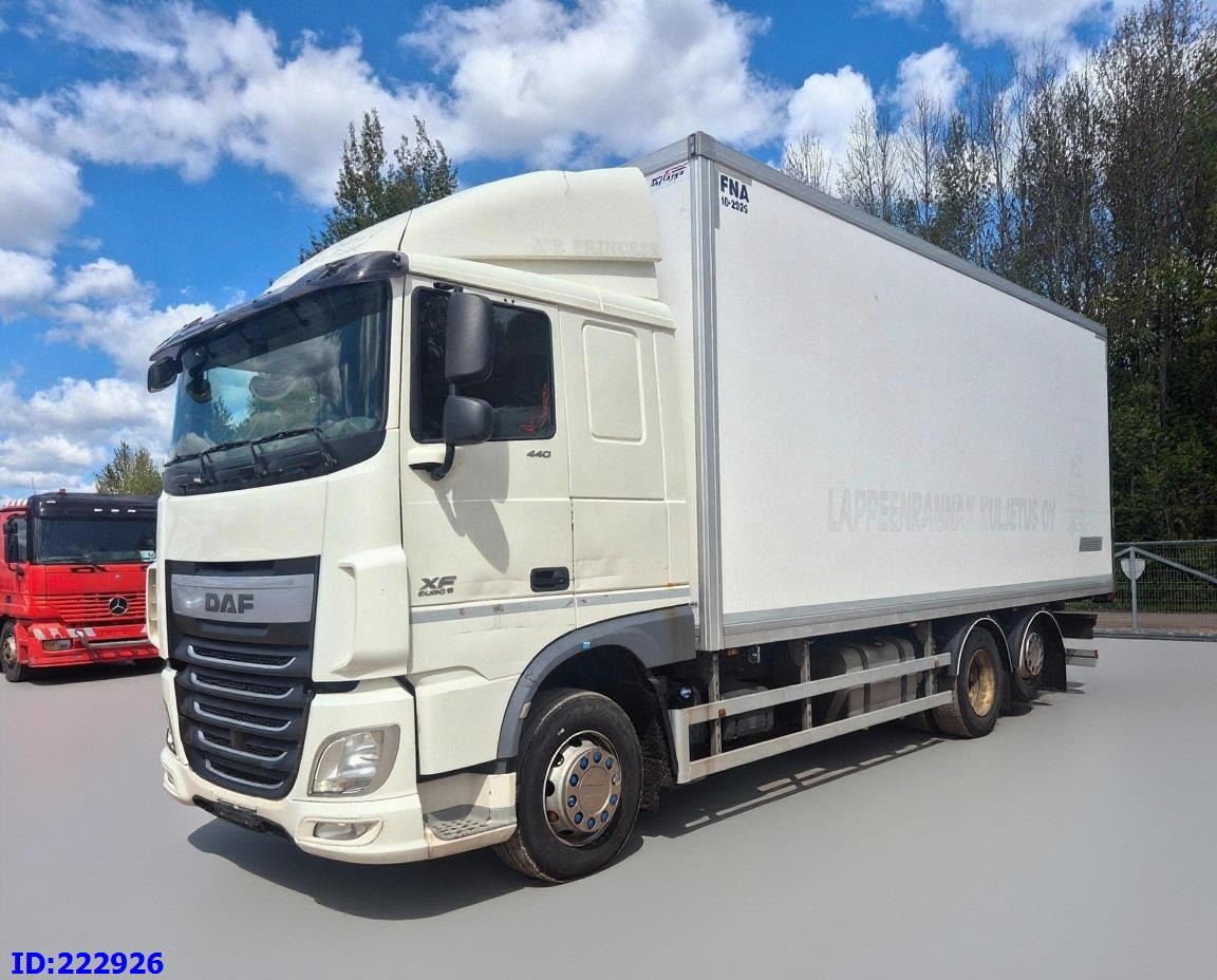 DAF XF 106 440 FAR 6x2 Euro6 - Camion isothermique: photos 1 DAF XF 106 440 FAR 6x2 Euro6 - Camion isothermique: photos 1