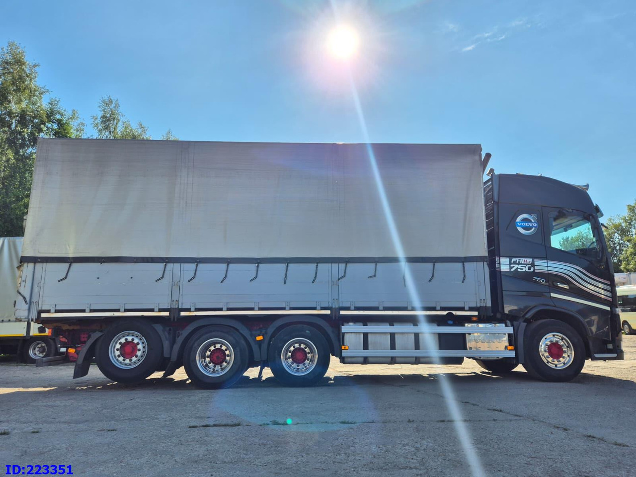 VOLVO FH16 750HP - 8x4-Steering axle - Camion à rideaux coulissants: photos 5 VOLVO FH16 750HP - 8x4-Steering axle - Camion à rideaux coulissants: photos 5