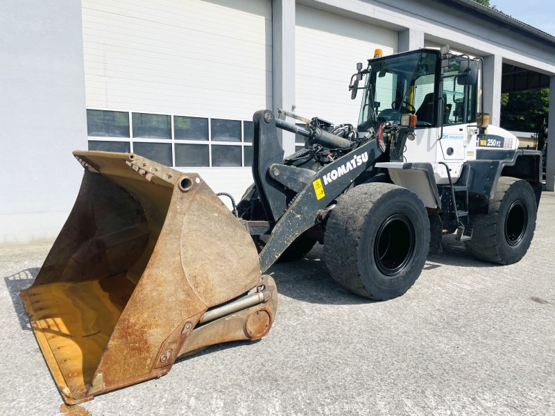 Komatsu WA250PZ-6 (3824) - Chargeuse sur pneus: photos 3 Komatsu WA250PZ-6 (3824) - Chargeuse sur pneus: photos 3