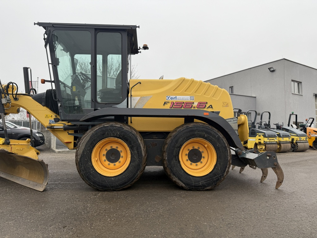 New Holland F 156.6 A (111780) - Niveleuse: photos 2 New Holland F 156.6 A (111780) - Niveleuse: photos 2