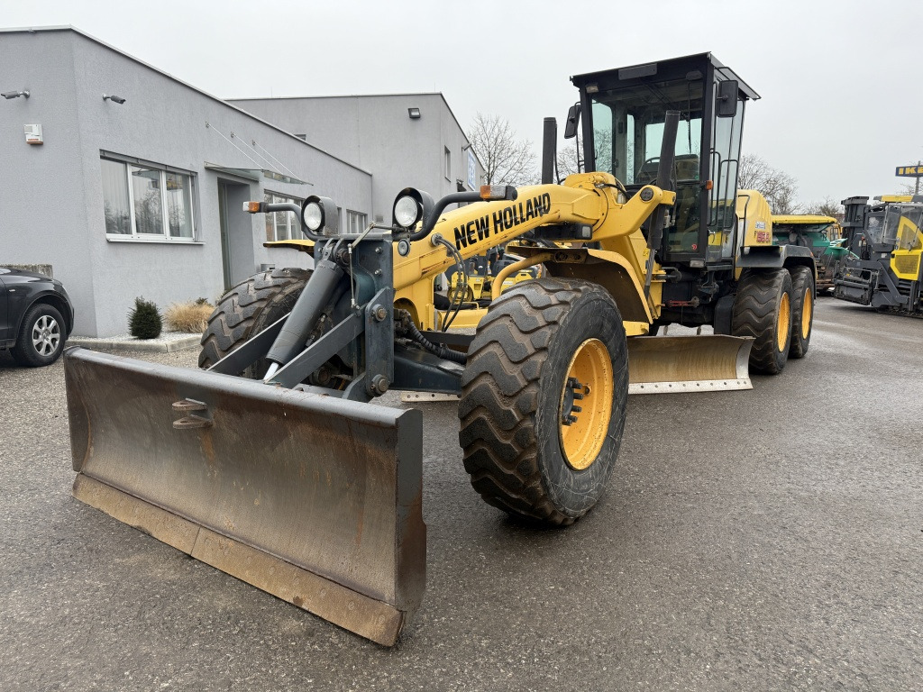New Holland F 156.6 A (111780) - Niveleuse: photos 3 New Holland F 156.6 A (111780) - Niveleuse: photos 3