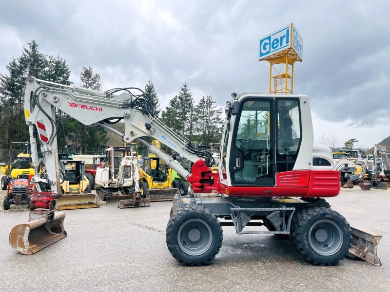 Takeuchi TB295W (3724) - Pelle sur pneus: photos 1 Takeuchi TB295W (3724) - Pelle sur pneus: photos 1