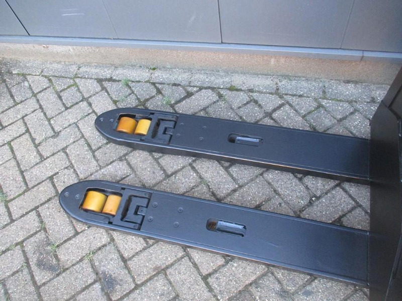 Toyota LPE 200 - Transpalette: photos 5 Toyota LPE 200 - Transpalette: photos 5