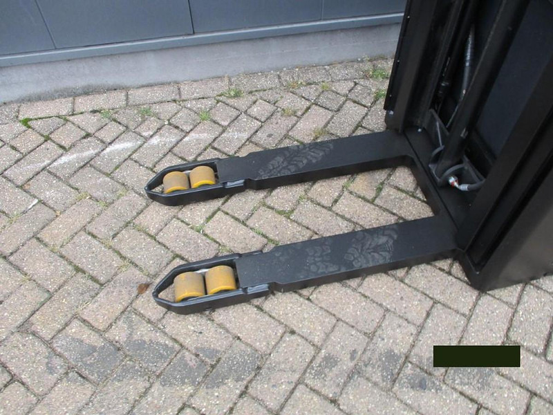 Toyota SPE120 - Transpalette: photos 3 Toyota SPE120 - Transpalette: photos 3